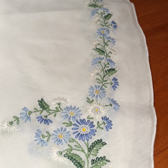 Hand embroidered 60 inch round tablecloth Never used perfect condition - Picture 5 of 6